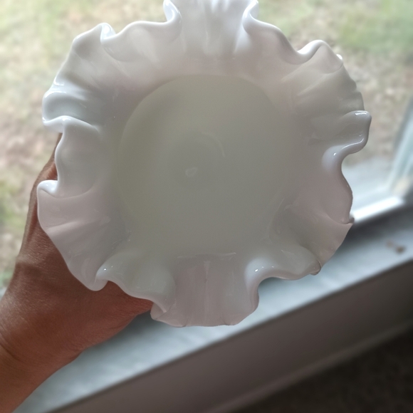 Vintage milk glass vase - Picture 7 of 9